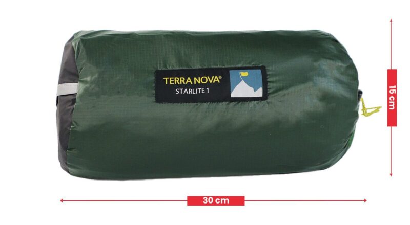 Green cylindrical Terra Nova Starlite 1 compression sack with logo patch and yellow drawcord, shown with red arrows indicating dimensions 30 cm length and 15 cm height.